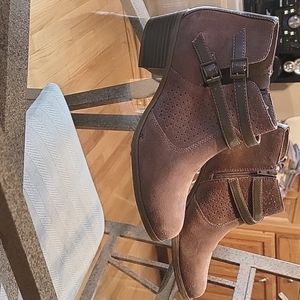 White Mountain Leather/Manmade Taupe Suede Ankle Boots w/ 1 1/2" heel